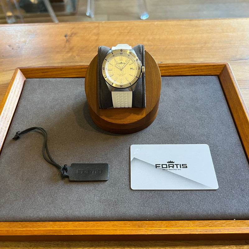 Fortis Marinemaster M-40 White Dial F812.0009