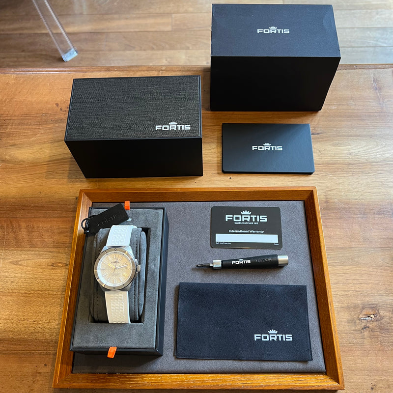 Fortis Marinemaster M-40 White Dial Full Set F812.0009