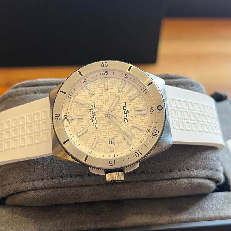 Fortis Marinemaster M-40 White Dial Full Set F812.0009